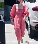 dakotafanningdaily-outsideherhome-06.jpg