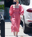 dakotafanningdaily-outsideherhome-07.jpg