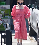 dakotafanningdaily-outsideherhome-09.jpg