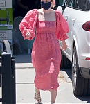 dakotafanningdaily-outsideherhome-10.jpg