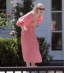 dakotafanningdaily-outsideherhome-45.jpg