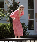 dakotafanningdaily-outsideherhome-48.jpg