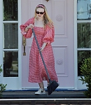 dakotafanningdaily-outsideherhome-49.jpg