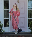 dakotafanningdaily-outsideherhome-50.jpg