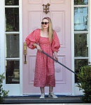 dakotafanningdaily-outsideherhome-51.jpg