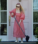 dakotafanningdaily-outsideherhome-52.jpg