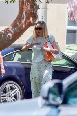 dakotafanningdaily-leavinghercousinbirthday-13.jpg