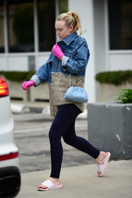 dakotafanningdaily-outinlosangeles-09.jpg
