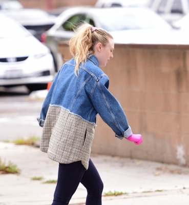 dakotafanningdaily-outinlosangeles-17.jpg