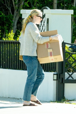 dakotafanningdaily-outsideherhome-01.jpg