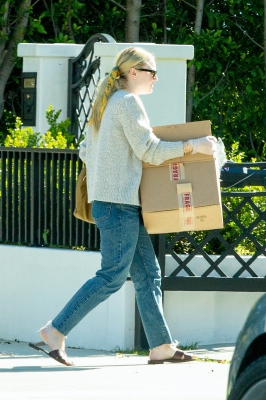 dakotafanningdaily-outsideherhome-05.jpg