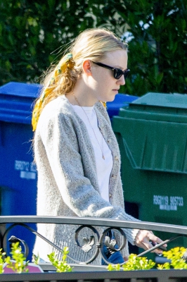 dakotafanningdaily-outsideherhome-08.jpg