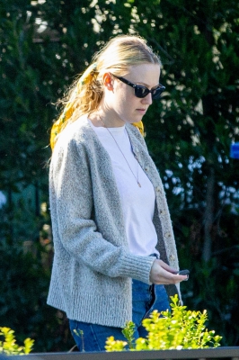 dakotafanningdaily-outsideherhome-09.jpg