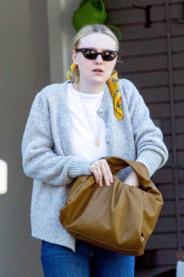 dakotafanningdaily-outsideherhome-23.jpg
