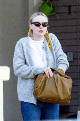 dakotafanningdaily-outsideherhome-24.jpg