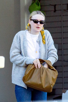 dakotafanningdaily-outsideherhome-25.jpg