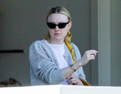 dakotafanningdaily-outsideherhome-27.jpg