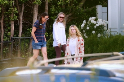 dakotafanningdaily-leavingherhome-02.jpg