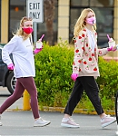 dakotafanningdaily-pickingupfrozenyogurt-3.jpg