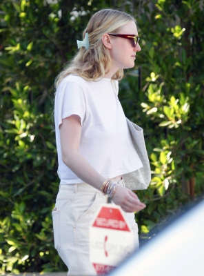 dakotafanningdaily-leavingherhome-5.jpg