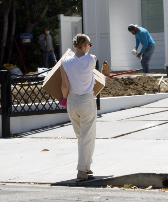 dakotafanningdaily-outsideherhome-03.jpg