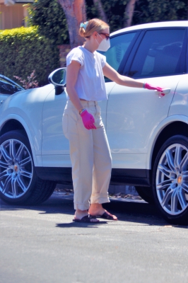 dakotafanningdaily-outsideherhome-04.jpg
