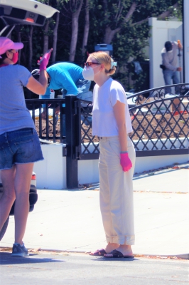 dakotafanningdaily-outsideherhome-09.jpg