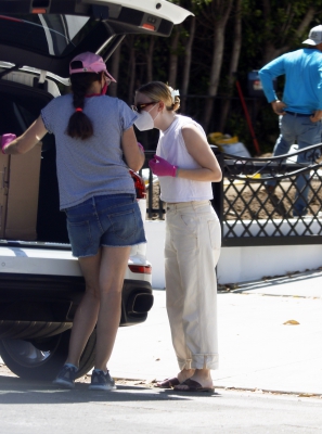 dakotafanningdaily-outsideherhome-16.jpg