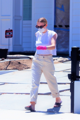 dakotafanningdaily-outsideherhome-30.jpg
