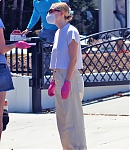 dakotafanningdaily-outsideherhome-23.jpg