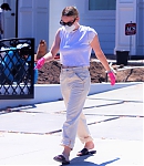 dakotafanningdaily-outsideherhome-32.jpg
