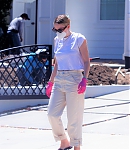 dakotafanningdaily-outsideherhome-33.jpg
