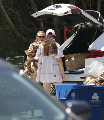 dakotafanningdaily-movingboxeswithhermom-12.jpg