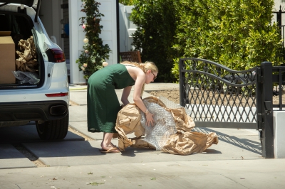 dakotafanningdaily-movingboxeswithhermom-36.jpg