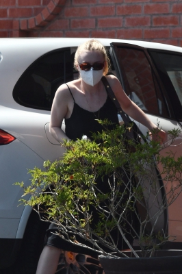 dakotafanningdaily-outinsantamonica-08.jpg