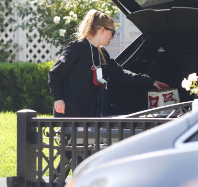 dakotafanningdaily-outsideherhome-002.jpg