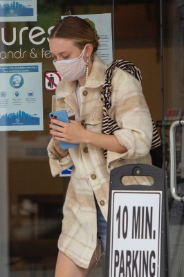 dakotafanningdaily-leavinganailsalon-004.jpg
