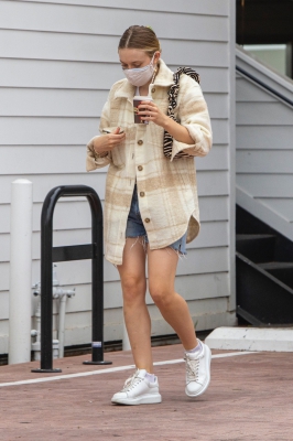 dakotafanningdaily-leavinganailsalon-014.jpg