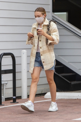 dakotafanningdaily-leavinganailsalon-015.jpg
