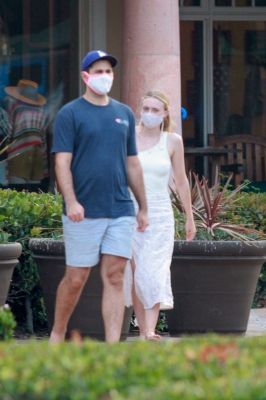 dakotafanningdaily-outinmalibu-031.jpg