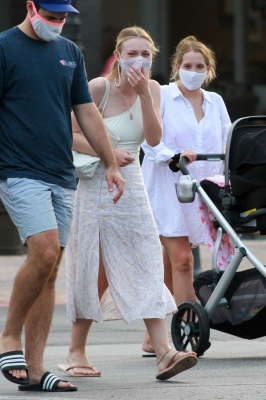 dakotafanningdaily-outinmalibu-035.jpg