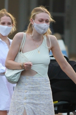 dakotafanningdaily-outinmalibu-043.jpg