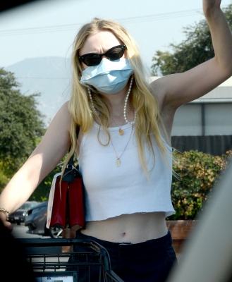 dakotafanningdaily-groceryshoppingatvons-030.jpg