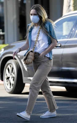dakotafanningdaily-shoppingwithhermom-003.jpg