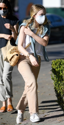 dakotafanningdaily-shoppingwithhermom-008.jpg