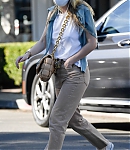 dakotafanningdaily-shoppingwithhermom-004.jpg