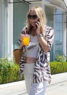 dakotafanningdaily-outandaboutinwesthollywood-003.jpg