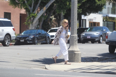 dakotafanningdaily-outandaboutinwesthollywood-004.jpg