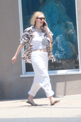 dakotafanningdaily-outandaboutinwesthollywood-006.jpg