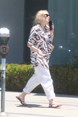 dakotafanningdaily-outandaboutinwesthollywood-007.jpg